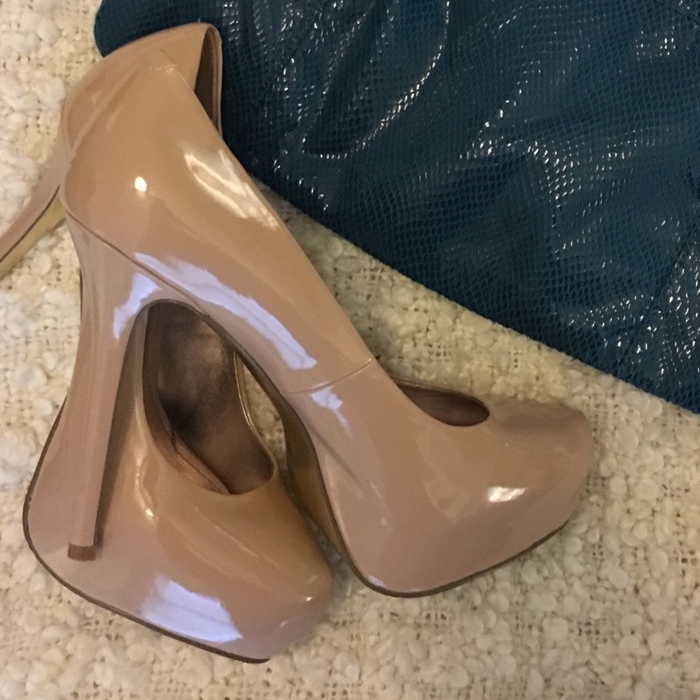 Sale! Steve Madden Nude platform heels